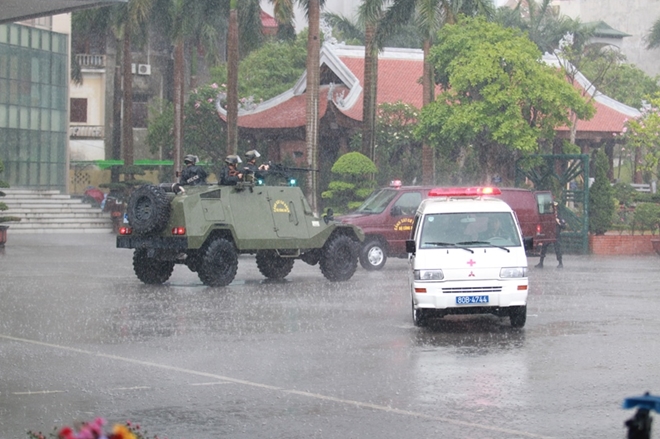 Sinh viên Cảnh sát trình diễn bắn súng, giải cứu con tin trong cơn mưa tầm tã - Ảnh minh hoạ 11